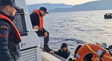 İzmir açıklarında 22 düzensiz göçmen yakalandı, 52'si kurtarıldı