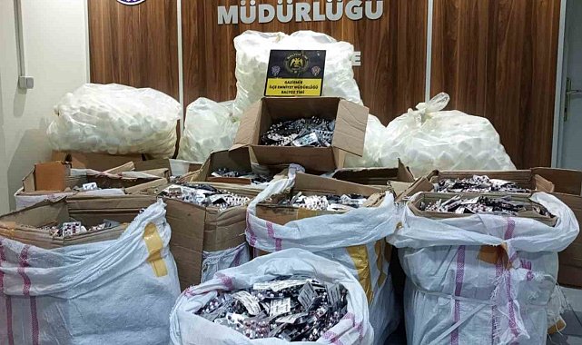 İzmir'de çuvallar dolusu uyuşturucu nitelikli hap ele geçirildi