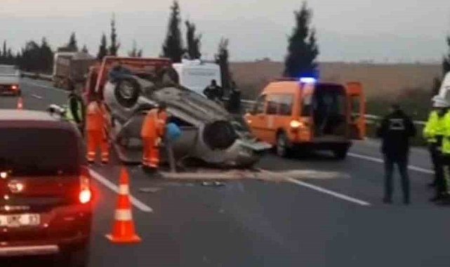 İzmir'de otomobil önce tıra ardından bariyerlere çarptı: 1ölü, 1 yaralı