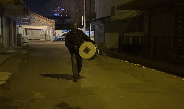 İzmir'de Ramazan davulcuları ilk sahurla birlikte göreve başladı