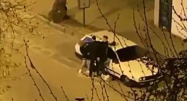 İzmir'de sokak ortasında kadına şiddet kamerada