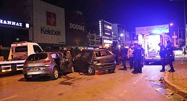 İzmir'deki feci kazada ortalık savaş alanına döndü: 2 ölü, 7 yaralı