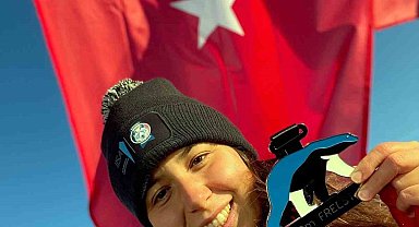İzmirli Bengisu, Buz Yüzme Şampiyonası'nda altın madalya kazandı