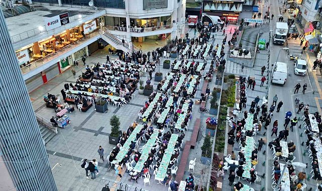 İzmitliler belediye meydanında buluştu