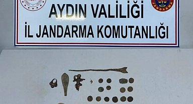 Jandarma ekipleri bulunan tarihi eserleri müzeye teslim etti