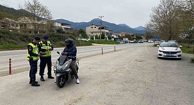 Jandarma, sürücüleri hem denetledi hem bilgilendirdi