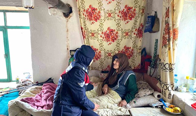 Jandarma yaşlıların gönlünü aldı