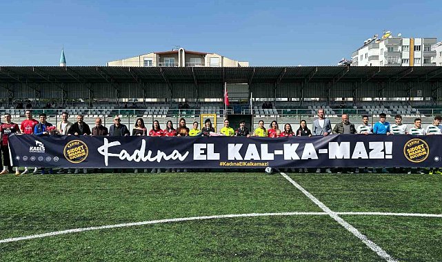 Jandarmadan maç öncesi "Kadına El Kalkamaz" pankartı