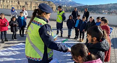 Jandarmadan öğrencilere trafik kuralları eğitimi