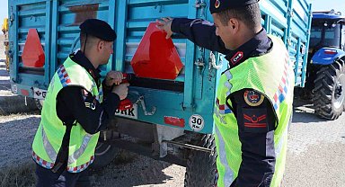 Jandarmadan sürücülere hem reflektör dağıttı hem de eğitim verdi