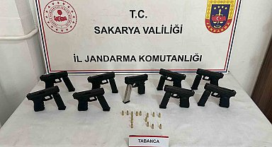 Jandarmanın durdurduğu araçtan cephanelik çıktı: 2 gözaltı