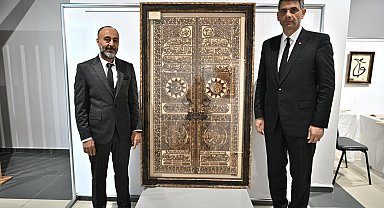 Kabe'nin altın kapısını tabloya nakşetti