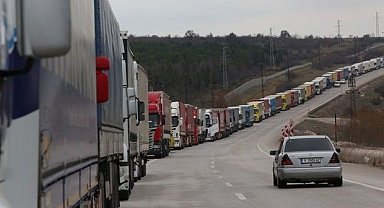 Kaçak göçmenler dorseden inmeyince, tır içindekilerle polis merkezine götürüldü