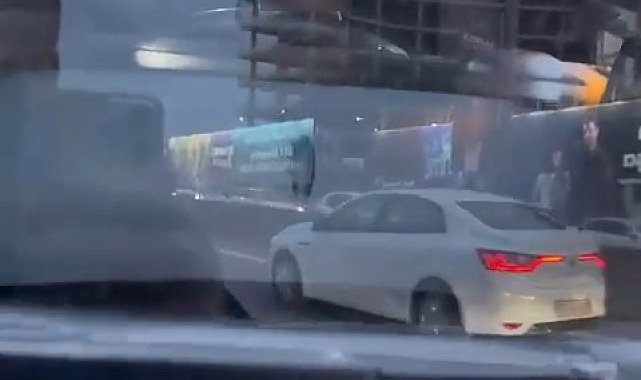 Kadıköy'de araca çarpan İETT şoförü, sürücüyü ezmeye çalıştı