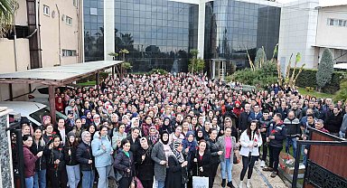 Kadın çalışanlar, kapıda çiçeklerle karşılandı