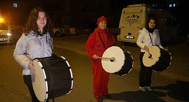 Kadın davulcular, ilk sahura vatandaşları manilerle uyandırdı