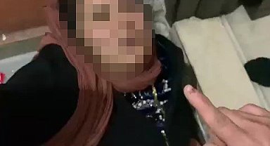 Kadın hırsızın ev sahibine yakalanma anı kamerada
