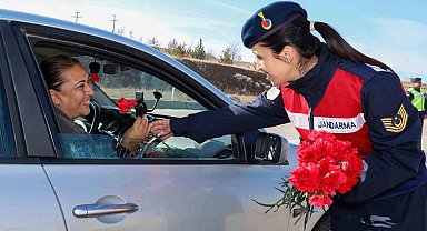 Kadın jandarmalardan kadınlara jest