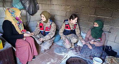 Kadın komutanlardan ekmek pişiren kadınlara sürpriz