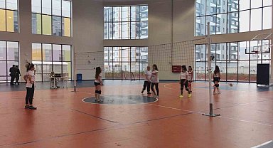 Kadın sağlık çalışanları voleybol ile moral buldu