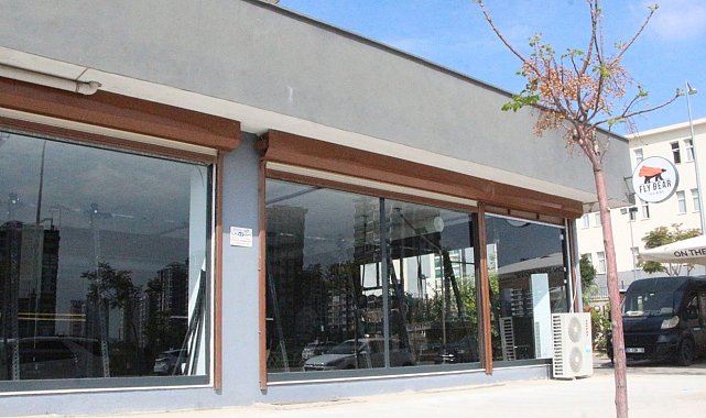 Kadınlar 'edepsiz' buldukları spor salonuna çöp döktü