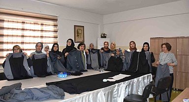 Kadınlar kendi diktikleri eşofmanları giyip koştular