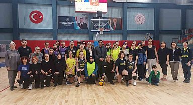 Kadınlar voleybolda kozlarını paylaştı