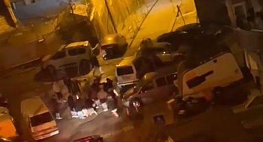 Kağıthane'de hareketli dakikalar kamerada: Polise direnip bıçak çekince ortalık karıştı