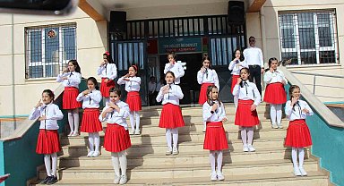 Kahramanmaraş'ta İstiklal Marşı'nın kabulünü minik öğrenciler hazırladıkları programla kutladı