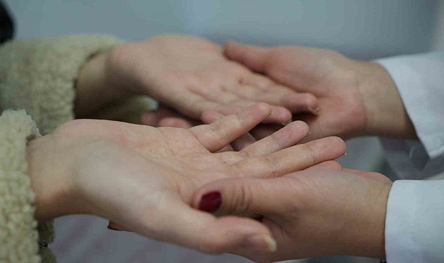 Kalem tutamıyor, tokalaşamıyordu: El terlemesinden 1 saatlik ameliyatla kurtuldu