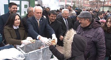 Kamil Saraçoğlu'ndan binlerce vatandaşa balık-ekmek ikramı