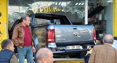 Kamyonet iş yerine uçarak girdi: 1 yaralı