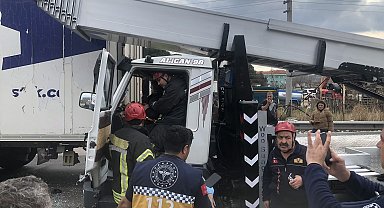 Kamyonet tıra arkadan çarptı: 1 yaralı