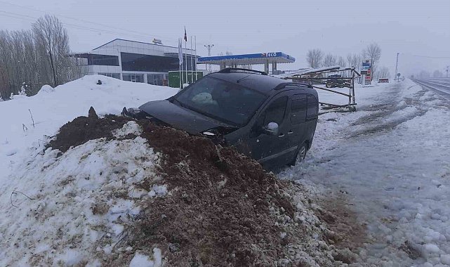 Kamyonet yoldan çıktı: 2 yaralı