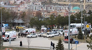 Kamyonete çarpmamak için manevra yapan ambulans kaldırıma çarptı: 2 yaralı