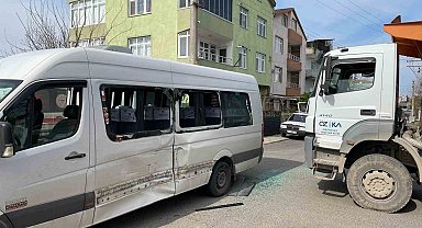Kamyonla okul servisinin çarpıştığı kaza kamerada