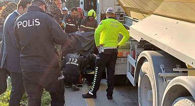 Kamyonun altında kalan motosiklet sürücüsünün kimliği belli oldu
