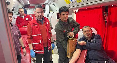 Kan bağışçılarına badem fidanı hediye edildi