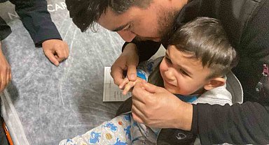 Kapak açacağına parmağını sıkıştıran çocuğu itfaiye kurtardı