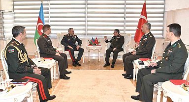 Kara Kuvvetleri Komutanı Bayraktaroğlu, Azerbaycanlı mevkidaşı ile bir araya geldi