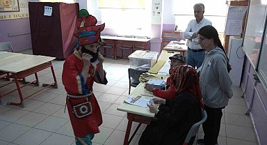 Karagöz kostümüyle oyunu kullandı