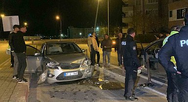 Karaman'da 2 otomobil kafa kafaya çarpıştı: 2 yaralı