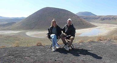 Karavanla Türkiye turuna çıkan Alman çift, Meke Gölü'nde mola verdi