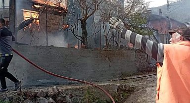 Kargı'da yangın: 6 ev yandı