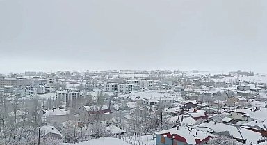 Karlıova'da kar yağışı etkisini sürdürüyor