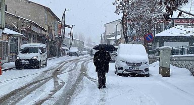 Karlıova'ya kış geri geldi, kar kalınlığı 15 santimi aştı