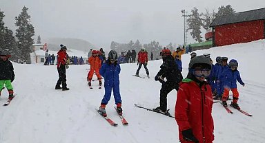 Kars'ta 600 öğrenciye kayak eğitimi verildi