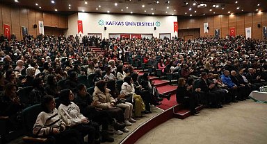 Kars'ta Erdal Akkaya konserine yoğun ilgi
