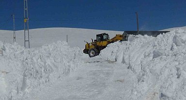 Kars'ta kar geçit vermiyor. 29 köy yolu ulaşıma kapandı