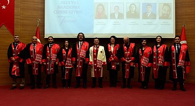Kastamonu Üniversitesi'nde akademisyenler cübbelerini giydi